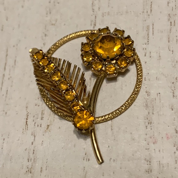 Vintage Jewelry - Cute Vintage Flower Brooch